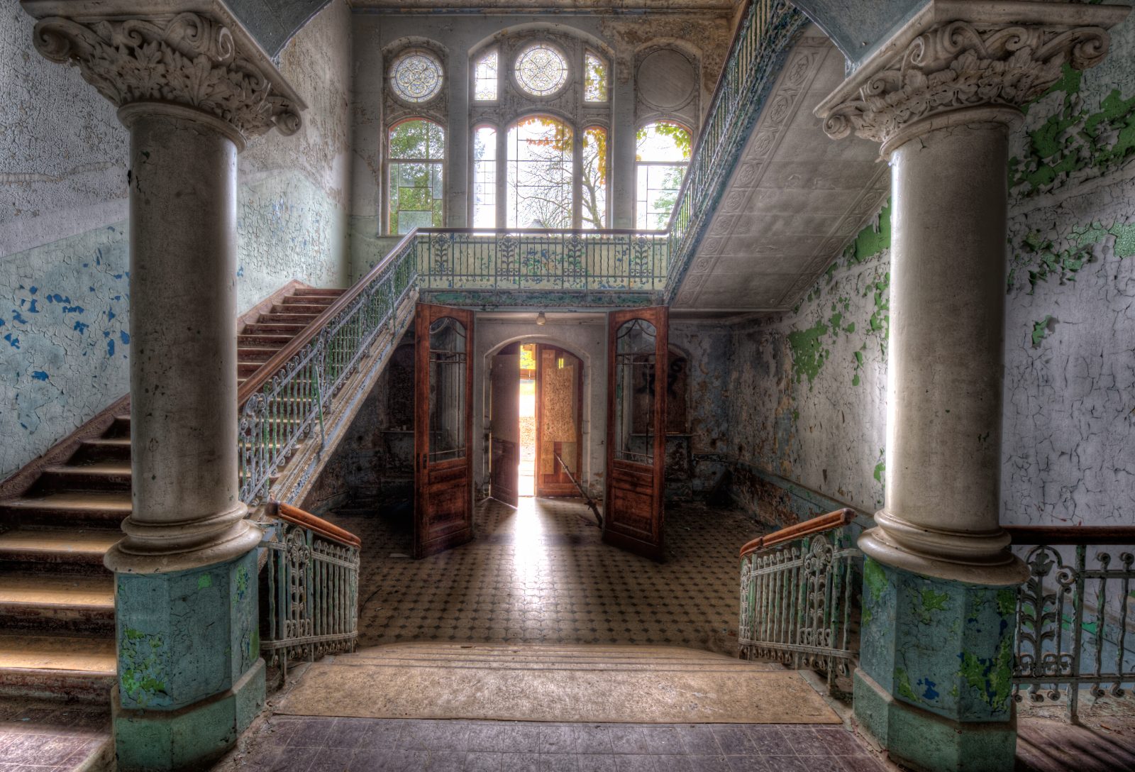 Offene Tür in einem historischen Treppenhaus mit einfallendem Licht